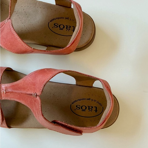 Taos Sandals Sz 9 - Picture 6 of 11